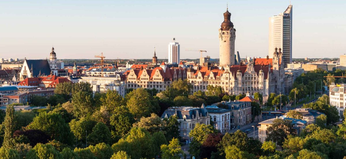 Skyline von Leipzig mit dem Neuen Rathaus – Standort der adojo Online-Marketing-Agentur für SEO, SEA und digitale Strategien